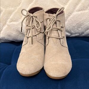 Toms Women's Lace Up wedge bootie-beige